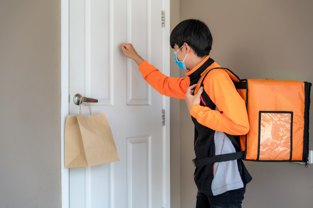 asian-delivery-man-send-food-bag-door-knob-contactless-contact-free-from-delivery-rider-front-house-social-distancing-infection-risk-coronavirus-concept_73503-1923